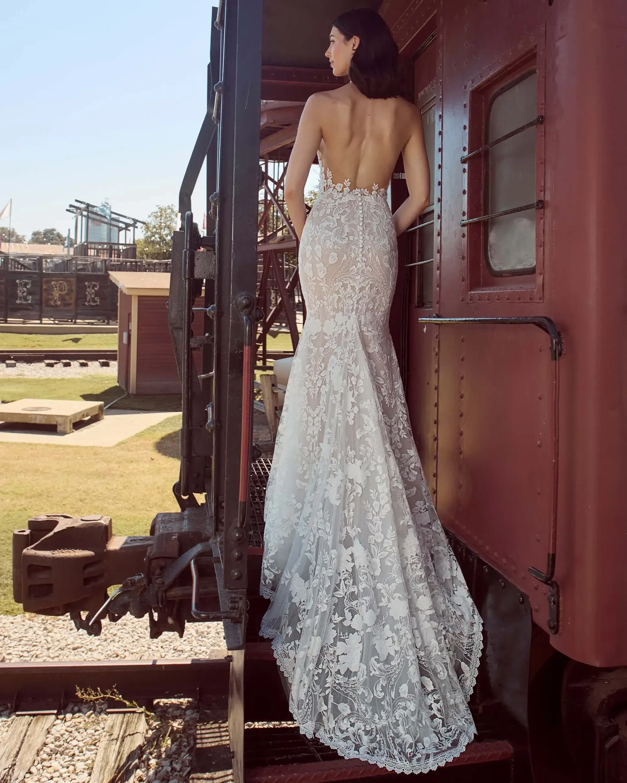Wow Backs &amp; Dramatic Sleeves: Bold Details That Steal the Show Image